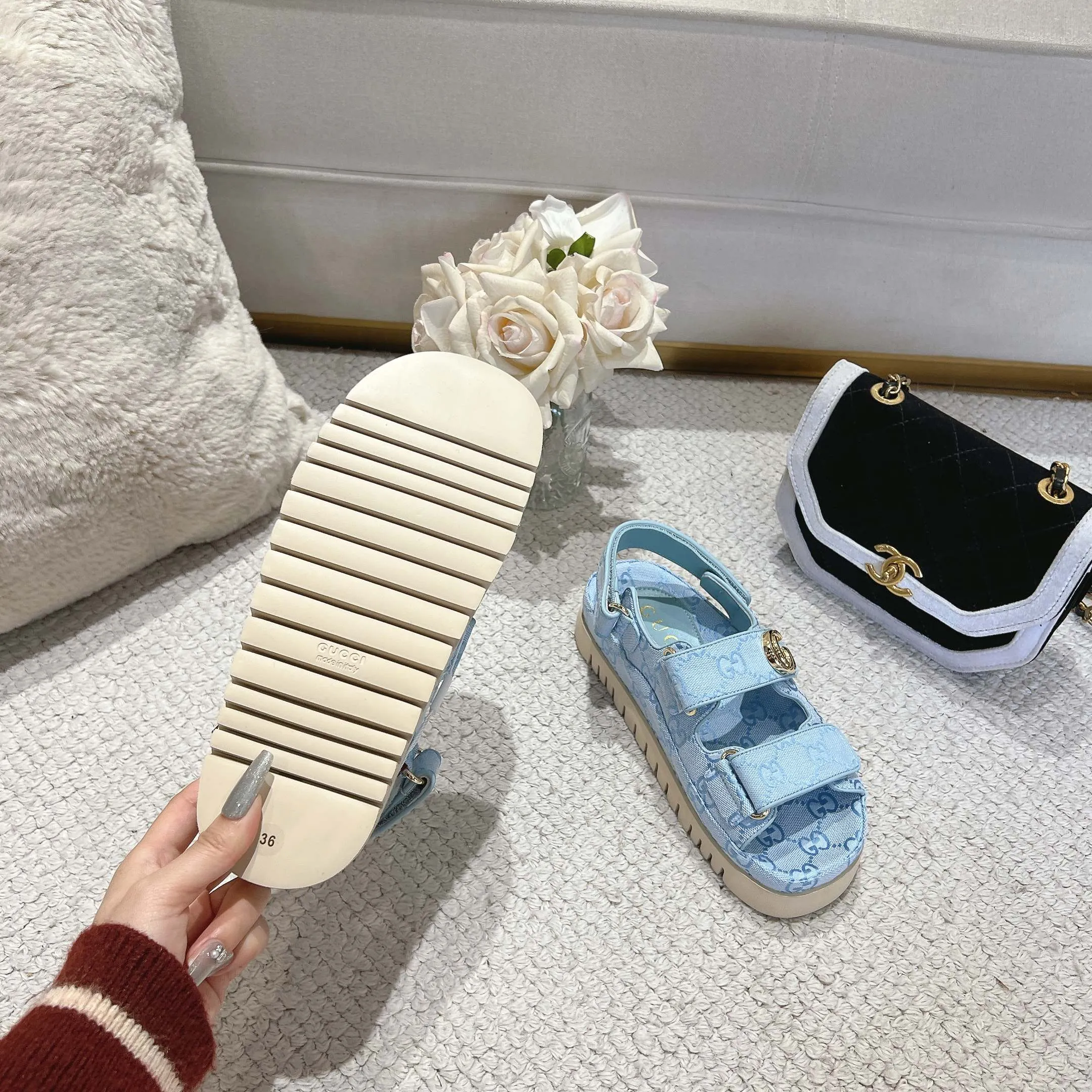 👟👟Ex-factory price 500👟👟Gucci’s modern design aesthetic explores the path of unique craftsmanship, cleverly integrating the brand’s classic elements with its beloved brand logo. The sandal is embellished with the beloved Double G hardware, adding a touch of understated branding to the design, complementing the versatility of the Velcro straps. Outsole: Wear-resistant and easy-to-bend sawtooth rubber foam sole! Ultra-light sole. Natural PU heightening insole. Size: Female 35-41#